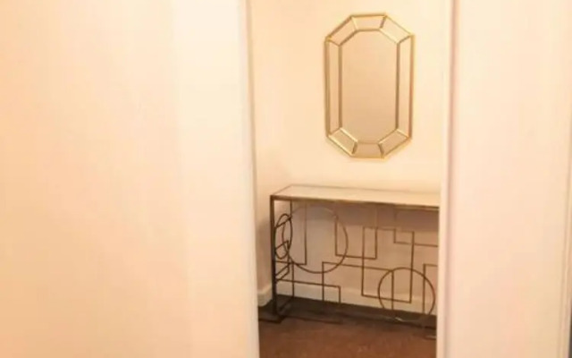 Elegant Apartment in Parliament Square