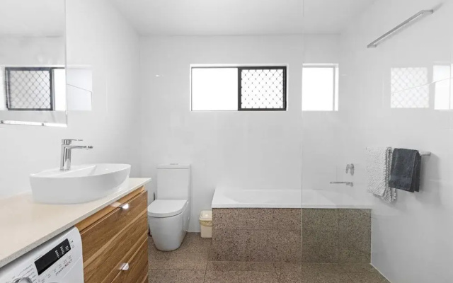 Spacious 3-bed Home With Large Balcony