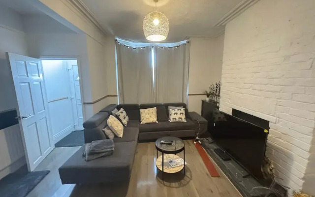Manchester - House - Sleeps 6 - Parking - Garden