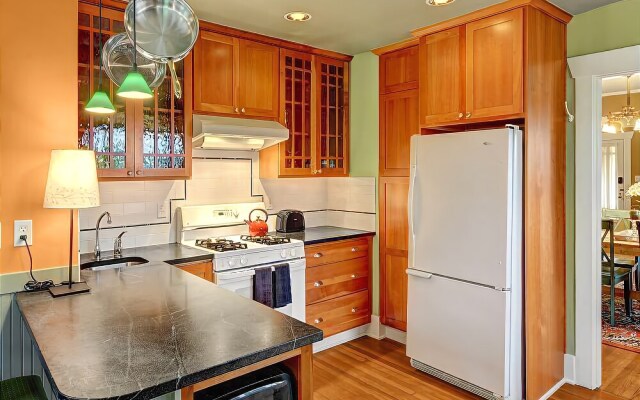 Phinneywood Bungalow - Two Bedroom Home with Fireplace