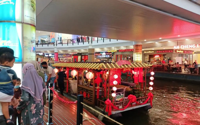 Lovely Mines Astetica Lake View Seri Kembangan 2BR