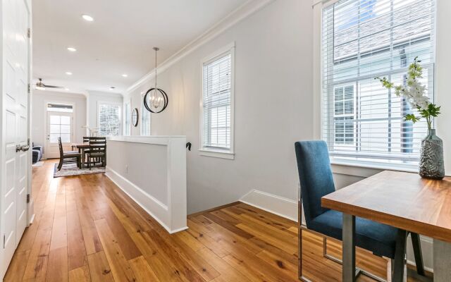 Chic 4 BR Condo - Large Pool - Perfect Location