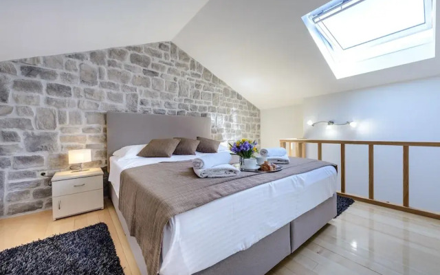 Holiday Home with Private heated Pool, Sea view & Basketball Court