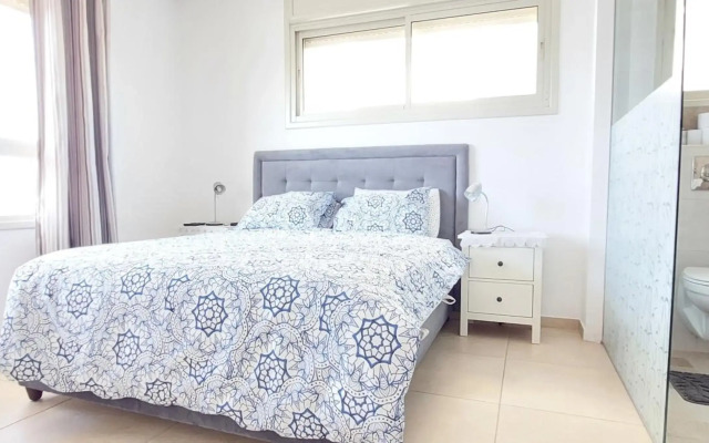 Best location near Leonardo Hotel sea view