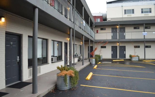 The Grove West Seattle Inn
