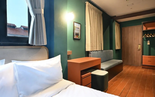 Dream Chaser Boutique Capsule Hotel