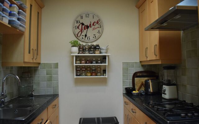 1 Bedroom Chelsea Flat With Balcony