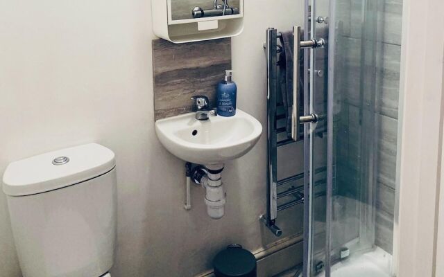 Spacious Four Bedroom Home, 3 Bathrooms - Coventry