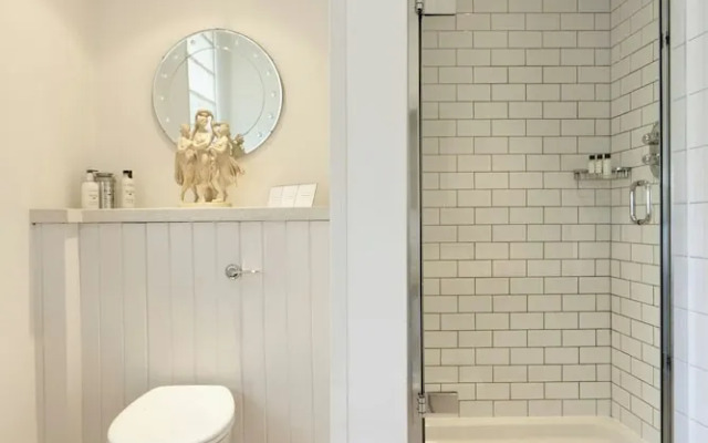 Bassett Road IV by Onefinestay