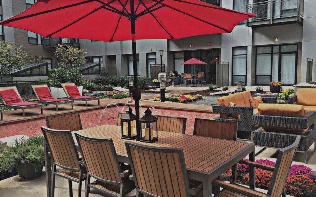 Global Luxury Suites at the Gateway Arch