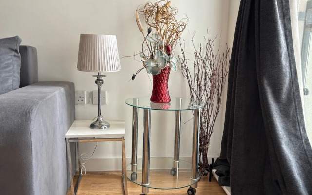 Tranquil Riverside Apartment in Grays