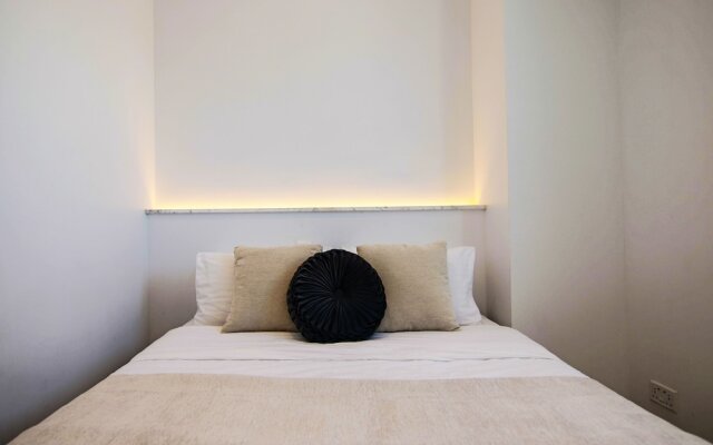Phaedrus Living: Seaside Executive Flat Harbour 203