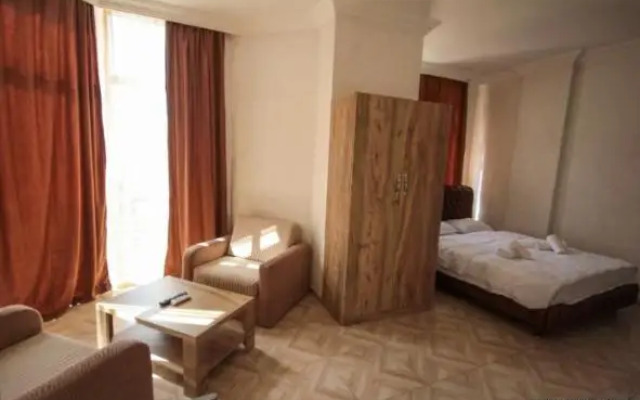 Angisa Guest House 68A