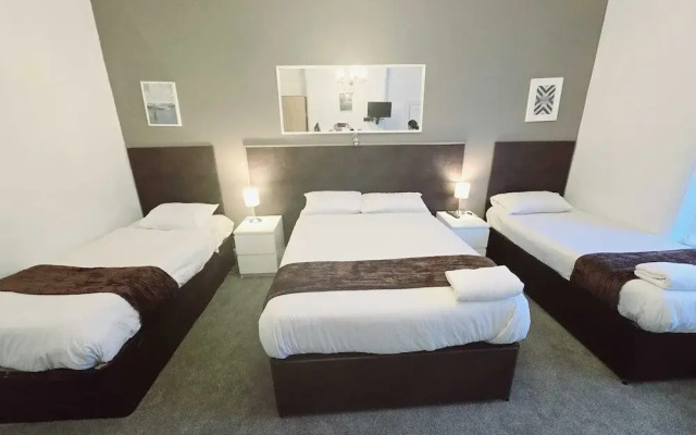 OYO Kingswood Hotel