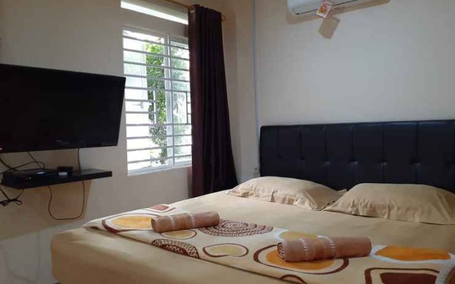 Gio Guesthouse near Terminal Baranangsiang – Guest Rooms – Bogor