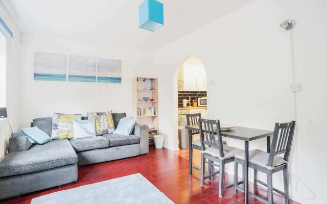 Modern and Homely 2 Bedroom by Canary Wharf