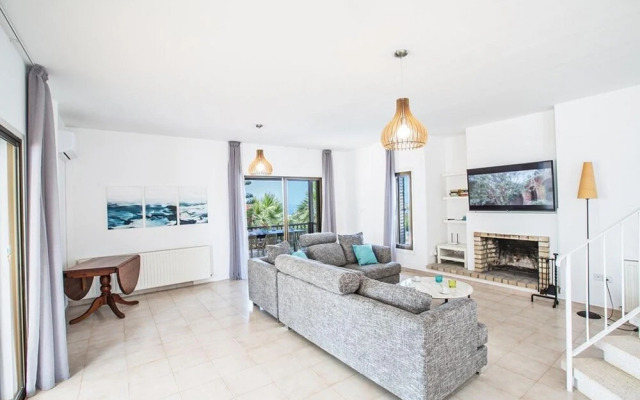 Villa Rosie AQ Anm03