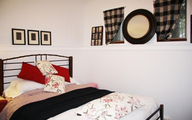 2 Moon Cottage Bed & Breakfast