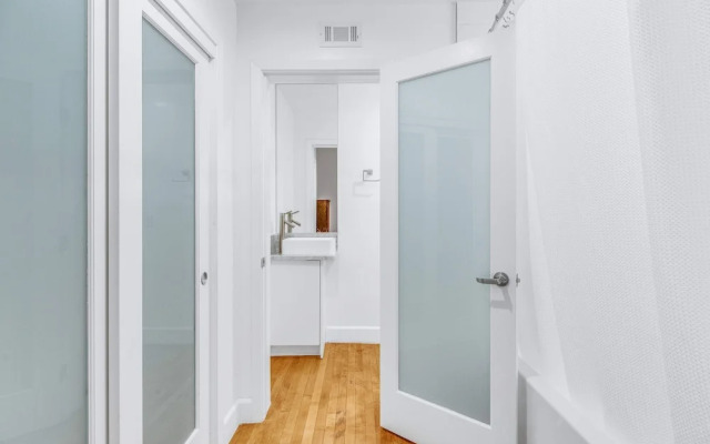 Stylish 2br/2ba At HWH by Oneluxstay