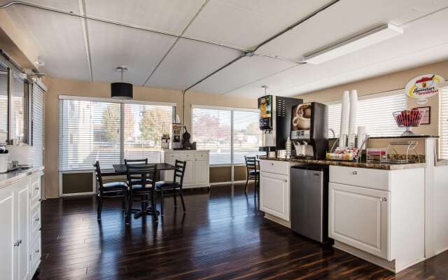 Super 8 by Wyndham Sevierville Riverside
