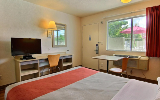 Motel 6 Kingsville, TX