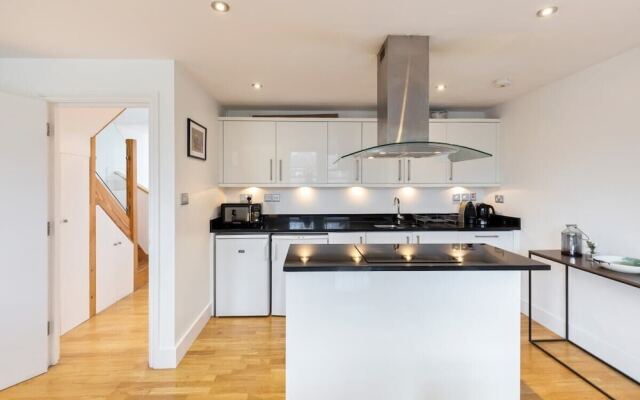 Modern & Cosy Three Bedroom Apartment in Queen's Park