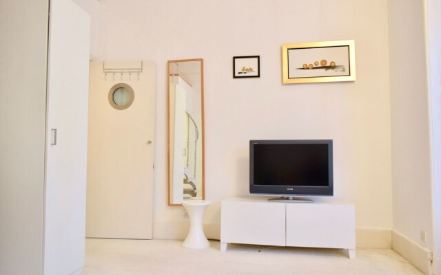 Elegant Mezzanine Studio Flat in Belsize Park