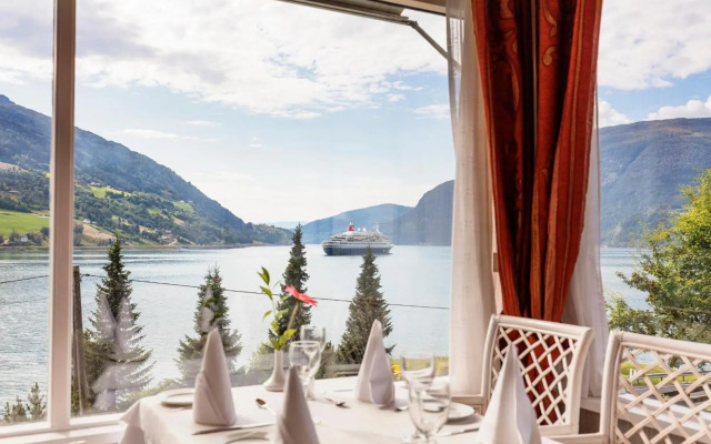 Olden Fjordhotel