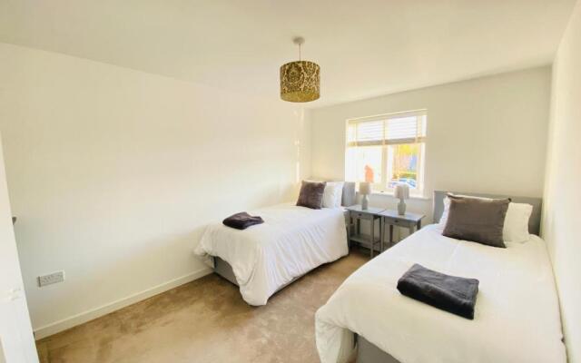 Modern 4-bed house with picturesque lakeside view