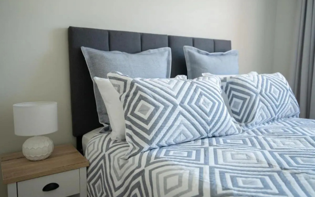 Sweet Caroline Sunny & Spacious Sleeps 6 – Guest Rooms – Orange