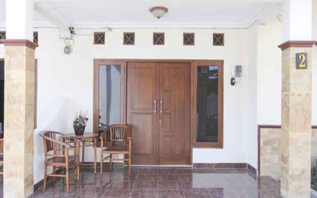 OYO 1680 Dahlia Guesthouse Near RSI Hidayatullah