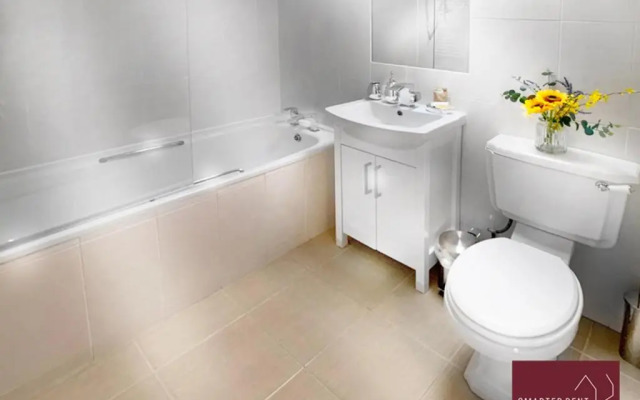 Farnborough - Peel Court - 2 Bed Parking & Garden