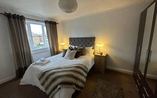 Impeccable 2 bed House Next to Old Trafford