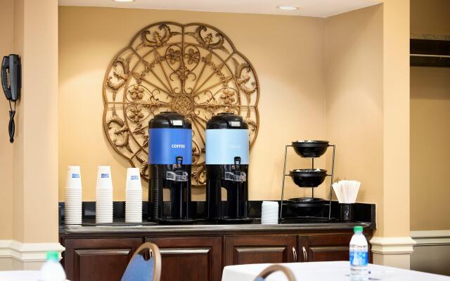 Holiday Inn Express & Suites Alpharetta - Windward Parkway by IHG