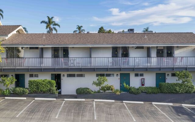 Orange Tree Inn