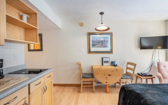 Four Oclock Lodge B06