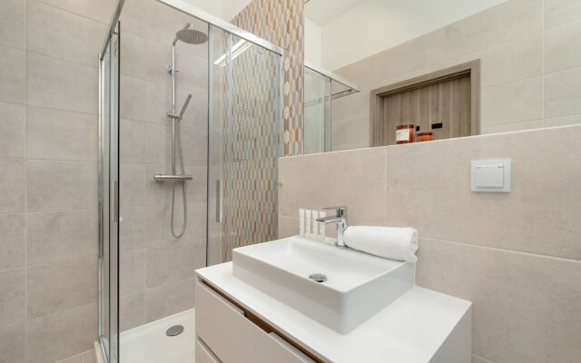 Luxurious Apartment by Renters Prestige