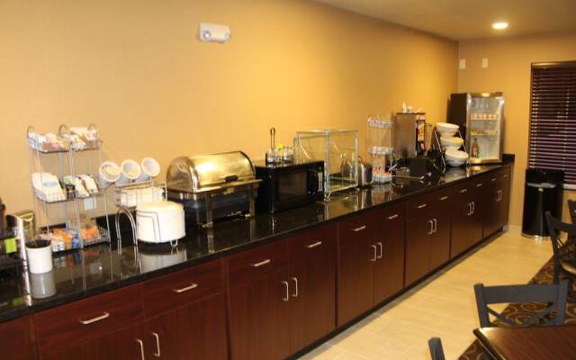 Castle Rock Inn & Suites