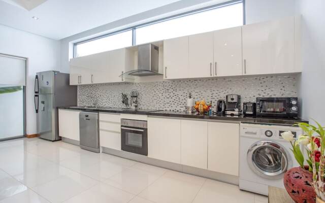 Modern 4BR Pool Villa Virginie Naiharn