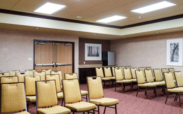 Russell Inn & Suites
