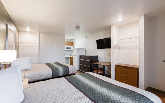 HomeTowne Studios by Red Roof Detroit - Livonia