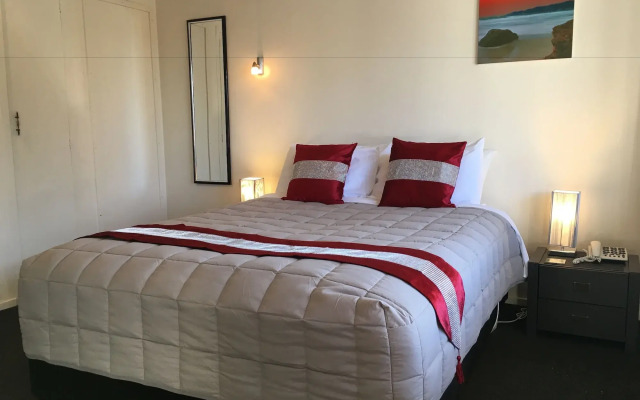 Colonial Lodge Motel