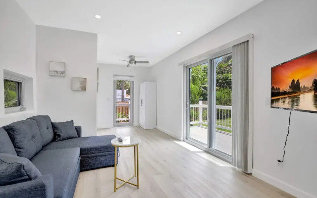 Sunshine Getaway Sleeps 4!