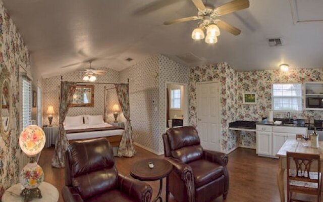 Outdoor Pool and Hot Tub Retreat - Enchanting Luxurious Haven