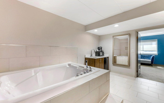 Holiday Inn Express Chicago-Downers Grove by IHG