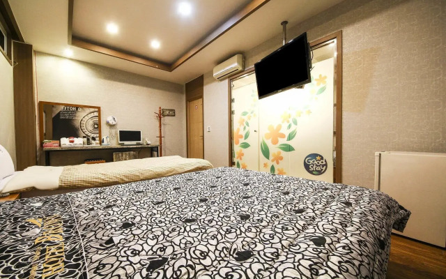 Q Hotel