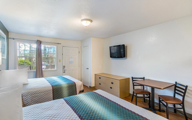 HomeTowne Studios by Red Roof Atlanta - Lawrenceville