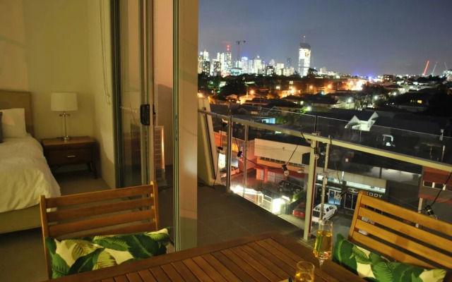 Luxury 1 Bedroom Top Floor Apartment With Balcony