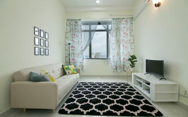 Bright & Colorful 2BR in the City Centre