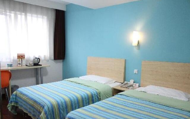 Huayi Hotel (Chongqing Shiqiaopu Metro Station)